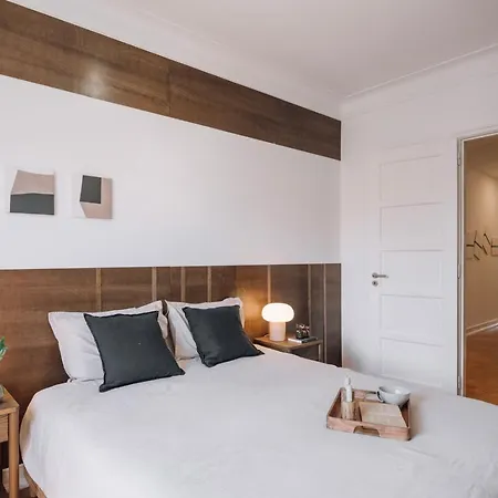 Barnett - 2 Bedrooms And Balcony In Campolide Апартаменти