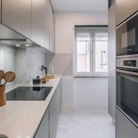 Barnett - 2 Bedrooms And Balcony In Campolide *